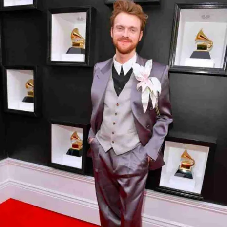 Grammy-2022-Finneas-Satin-Blazer.jpeg Grammy-2022-Finneas-Satin-Blazer.jpeg