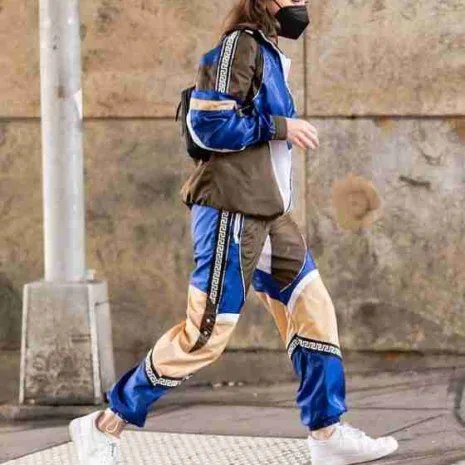 Hailee-Steinfeld-Versace-Tracksuit.jpg Hailee-Steinfeld-Versace-Tracksuit.jpg