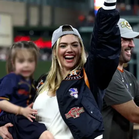 Kate Upton 2022 World Series Jacket2 Kate Upton 2022 World Series Jacket