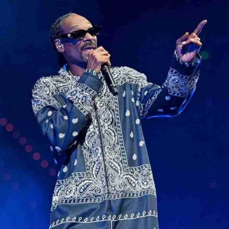Snoop-Dogg-Super-Bowl-Bandana-Blue-Tracksuit.jpg Snoop-Dogg-Super-Bowl-Bandana-Blue-Tracksuit.jpg