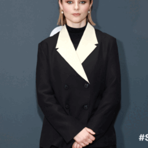 Thomasin McKenzie Eileen (2023) Black Blazer